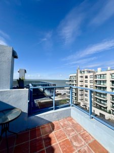 Son 2 apartamentos con entrada independiente. 1 Monoambiente + 1 dormitorio 