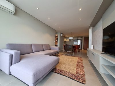 Amplio apartamento de 2 dormitorios y 3 baños, con garaje. Full Amenities. 