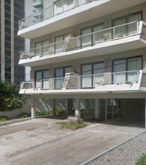Amplio apartamento con parrillero y estufa, tipo casa, a un paso de la playa. 3 dormitorios, 100m2