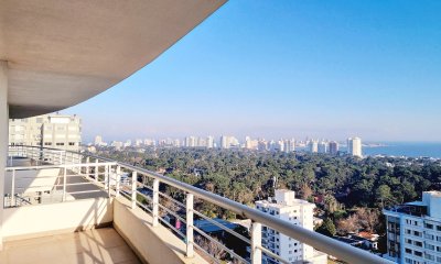 Amplio apartamento a estrenar, 150m2, edificio con buenos servicios, para disfrutar todo el año.