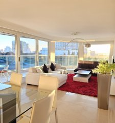 se vende amplio Apartamento con parrillero, en Casino Tower, playa mansa.