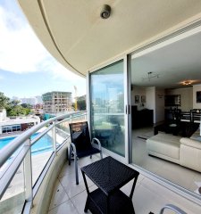Se vende, amplio apartamento en edificio con todos los servicios, ideal para vivir todo el año!
