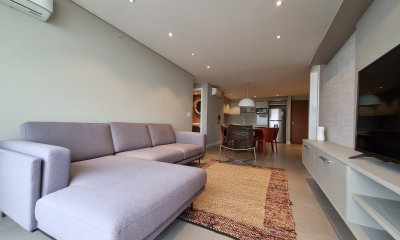 Amplio apartamento de 2 dormitorios y 3 baños, con garaje. Full Amenities.
