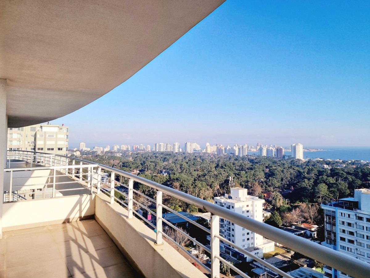 Amplio apartamento a estrenar, 150m2, edificio con buenos servicios, para disfrutar todo el año. 