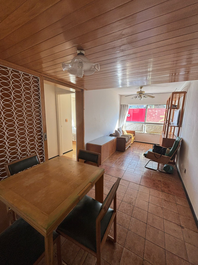 Oportunidad de negocio! Apartamento de 2 dormitorios y 2 baños con bajos gastos! 