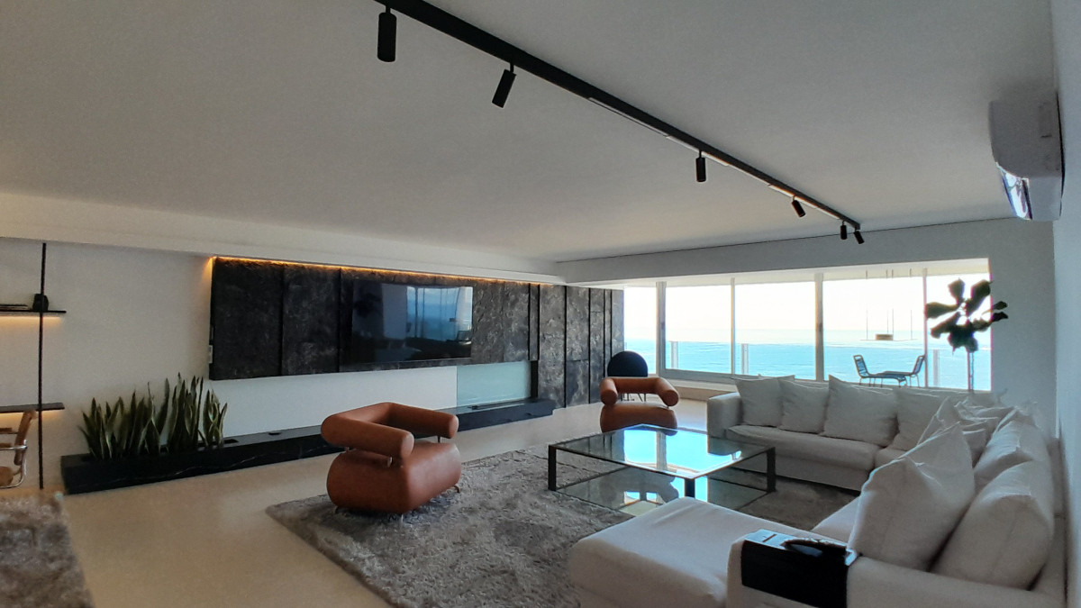 Amplio apartamento en Primera línea de playa brava. PUNTA del Este. Alquiler de verano 
