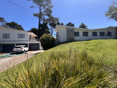 Amplia casa en Cantegril, Punta del Este. 509m2 construidos y 2000 de terreno.