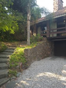 Amplia casa de 3 niveles con piscina, y 2 barbacoas, casi 300 m2 construidos.