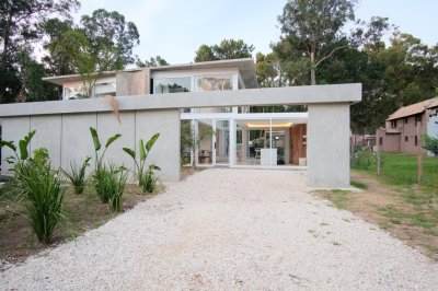 Casa a estrenar, precio en pozo. Barrio Privado Solanas. Punta Ballena.