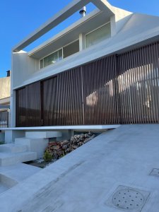 Casa de diseño, amplios ambientes con piscina climatizada, ubicada en Montevideo. 