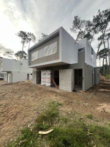 Casa a estrenar de 3 dormitorios en Pinares. Punta del Este 