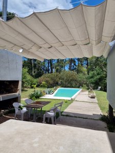 Alquiler de temporada, casa de 3 dormitorios con piscina y barbacoa abierta.