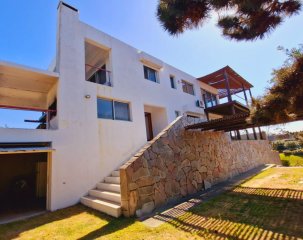 Amplia casa con vista parcial a la playa de Tío Tom. En venta!