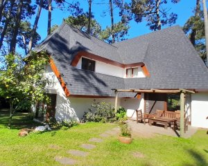 Venta y alquiler de verano. Amplia casa en Pinares. Con cancha de paddle.