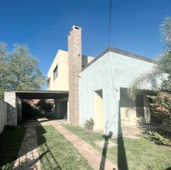 Amplia casa en venta, en uno de los barrios más prestigiosos de la ciudad de Canelones.