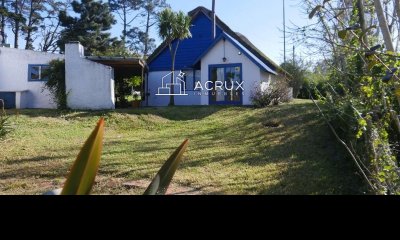 Oportunidad en Pinares, a 3 cuadras de la playa. Casa a reciclar.