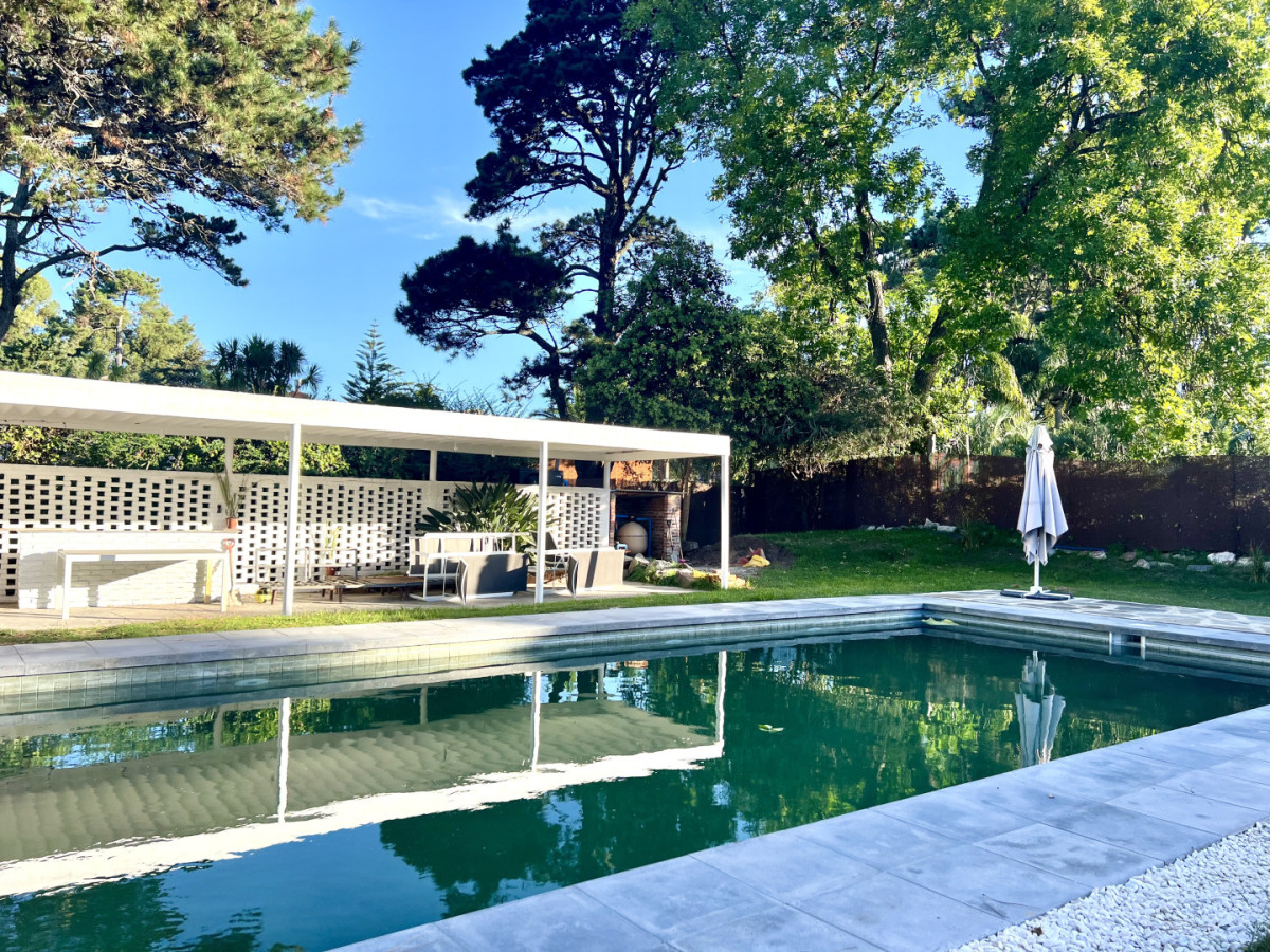 Amplia casa en Cantegril, Punta del Este. 509m2 construidos y 2000 de terreno.