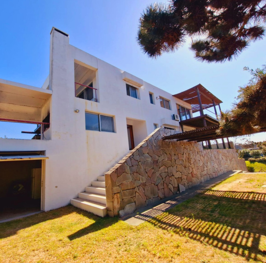 Amplia casa con vista parcial a la playa de Tío Tom. En venta!