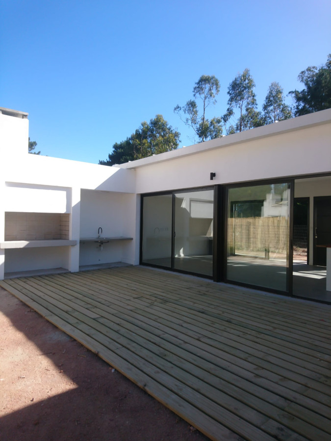 Casa a estrenar de 2 dormitorios, patio con parrillero. Construcción tradicional.