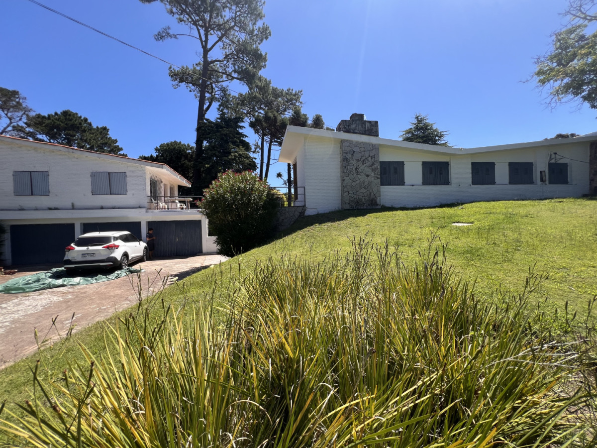 Amplia casa en Cantegril, Punta del Este. 509m2 construidos y 2000 de terreno.