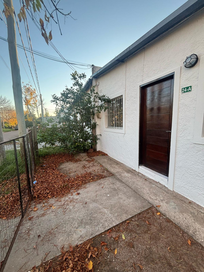 Casa de 1 dormitorio y medio, con patio. A pocas cuadras del centro de Maldonado. 