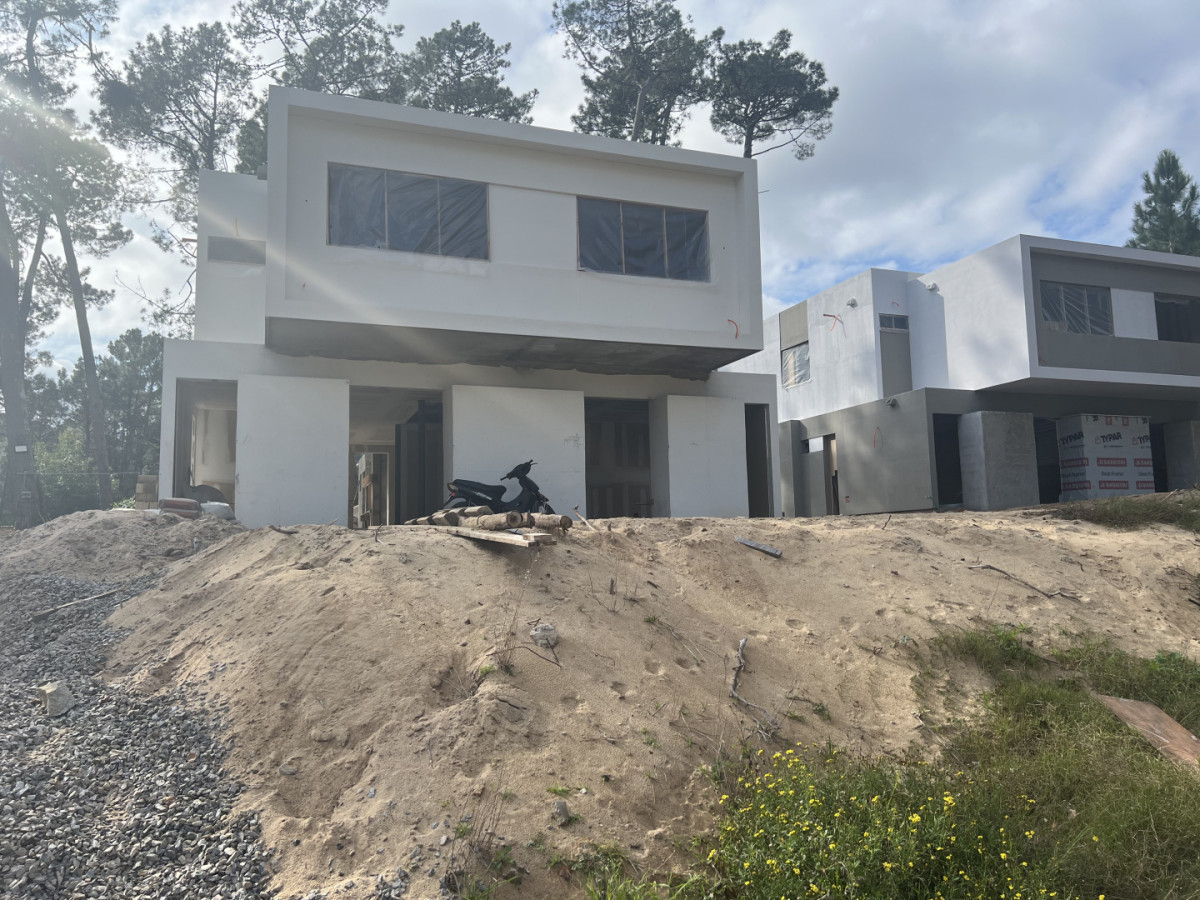 Casa a estrenar en Pinares, proyecto en obra, precio lanzamiento. Punta del Este