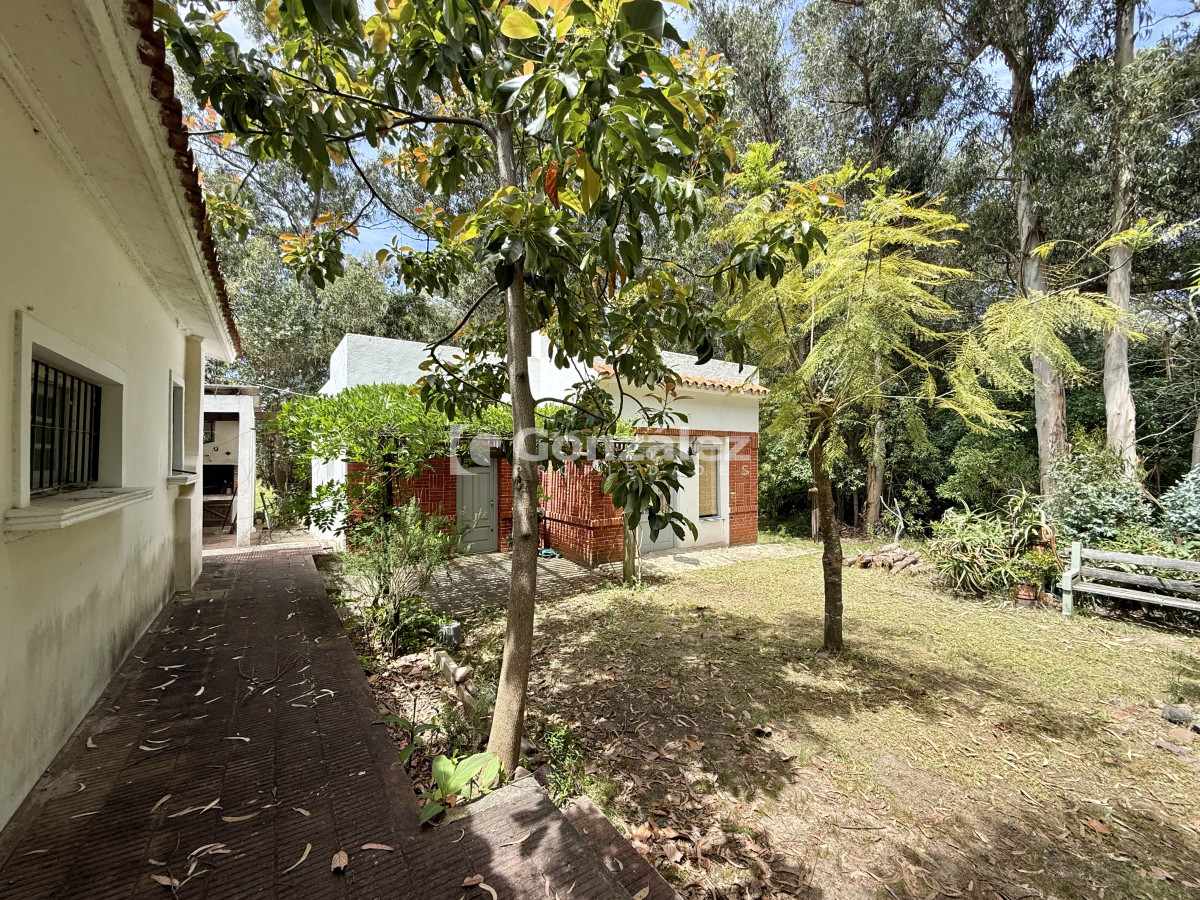 Casa ID.821 - Casa con apartamento independiente a una cuadra playa balneario Las Flores Piriápolis