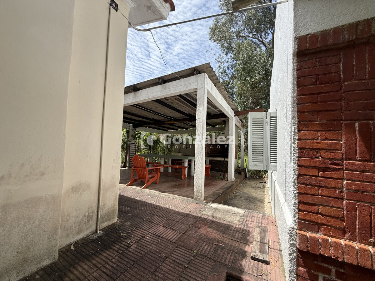 Casa ID.821 - Casa con apartamento independiente a una cuadra playa balneario Las Flores Piriápolis