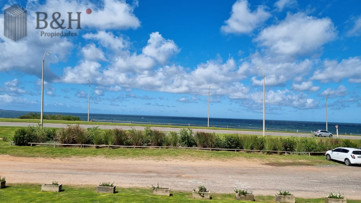 Apartamento ID.3530 - Vendo Apartamento 104,  Dormitorios 2 ,Banos 2 Primera linea Playa Mansa, Punta del este