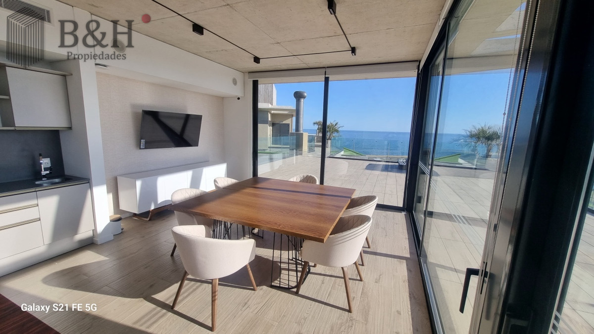 Apartamento ID.3530 - Vendo Apartamento 104,  Dormitorios 2 ,Banos 2 Primera linea Playa Mansa, Punta del este