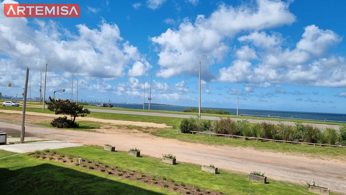 Apartamento ID.582 - Vendo Apartamento 104,  Dormitorios 2 ,Banos 2 Primera linea Playa Mansa, Punta del este