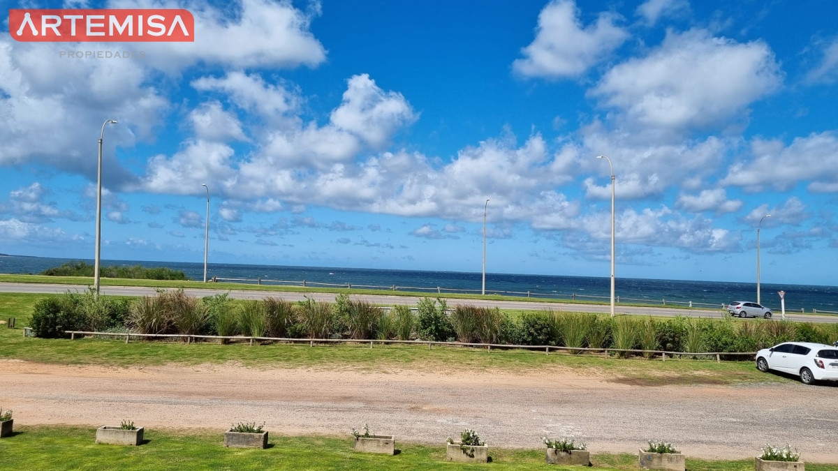 Apartamento ID.582 - Vendo Apartamento 104,  Dormitorios 2 ,Banos 2 Primera linea Playa Mansa, Punta del este