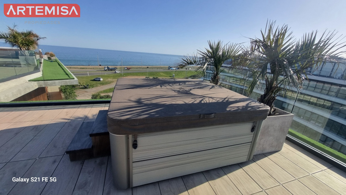 Apartamento ID.582 - Vendo Apartamento 104,  Dormitorios 2 ,Banos 2 Primera linea Playa Mansa, Punta del este