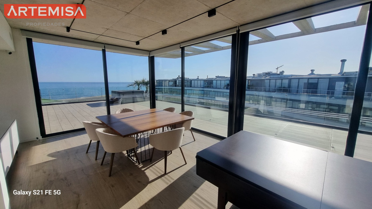 Apartamento ID.582 - Vendo Apartamento 104,  Dormitorios 2 ,Banos 2 Primera linea Playa Mansa, Punta del este