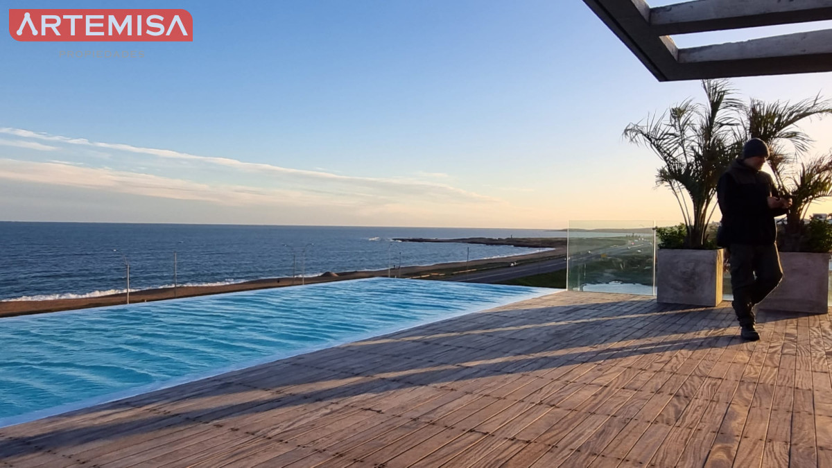 Apartamento ID.582 - Vendo Apartamento 104,  Dormitorios 2 ,Banos 2 Primera linea Playa Mansa, Punta del este