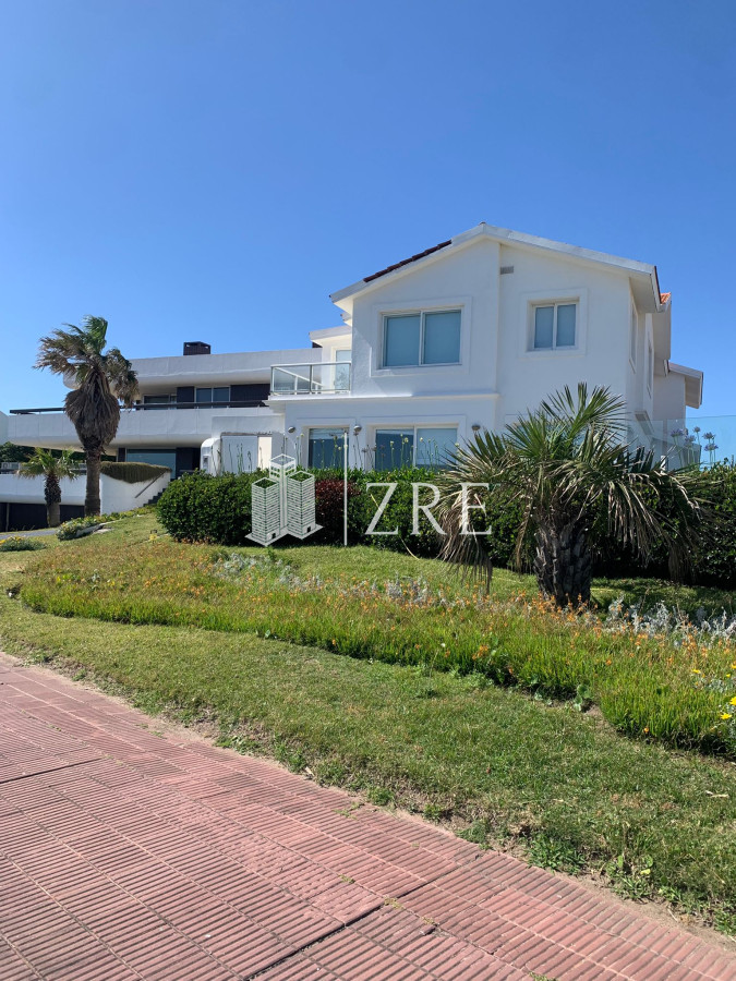 Casa ID.1134 - GRAN CASA EN VENTA, PRIMERA LÍNEA