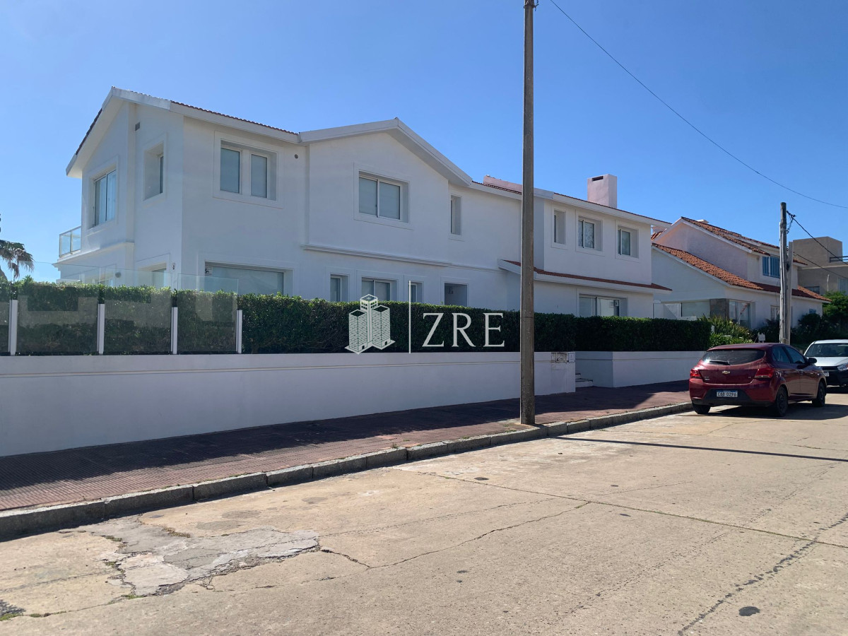 Casa ID.1134 - GRAN CASA EN VENTA, PRIMERA LÍNEA