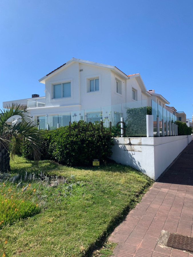 Casa ID.868 - CASA EN VENTA, PRIMERA LÍNEA PUNTA DEL ESTE