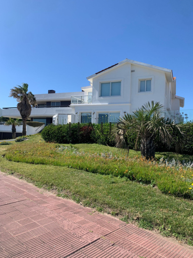 Casa ID.868 - CASA EN VENTA, PRIMERA LÍNEA PUNTA DEL ESTE