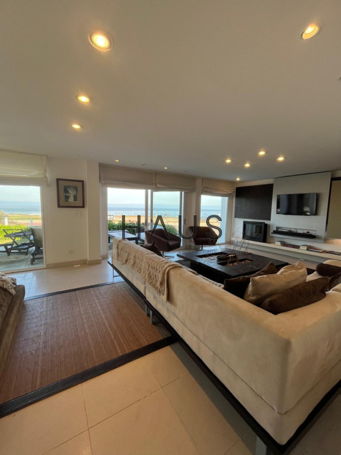 Casa ID.868 - CASA EN VENTA, PRIMERA LÍNEA PUNTA DEL ESTE