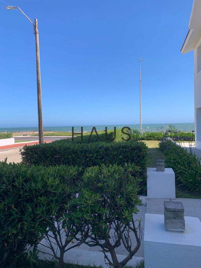 Casa ID.868 - CASA EN VENTA, PRIMERA LÍNEA PUNTA DEL ESTE