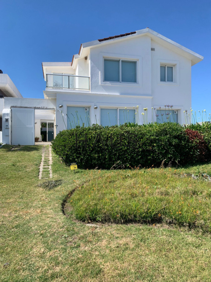 Casa ID.868 - CASA EN VENTA, PRIMERA LÍNEA PUNTA DEL ESTE