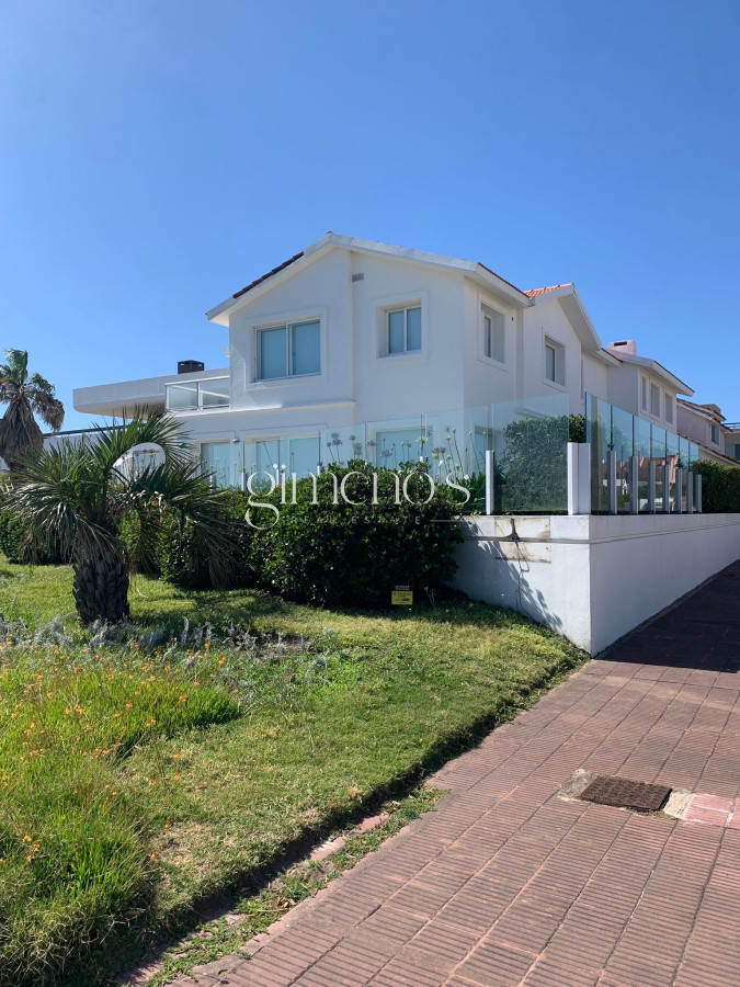 Casa ID.674 - GRAN CASA EN VENTA, PRIMERA LÍNEA