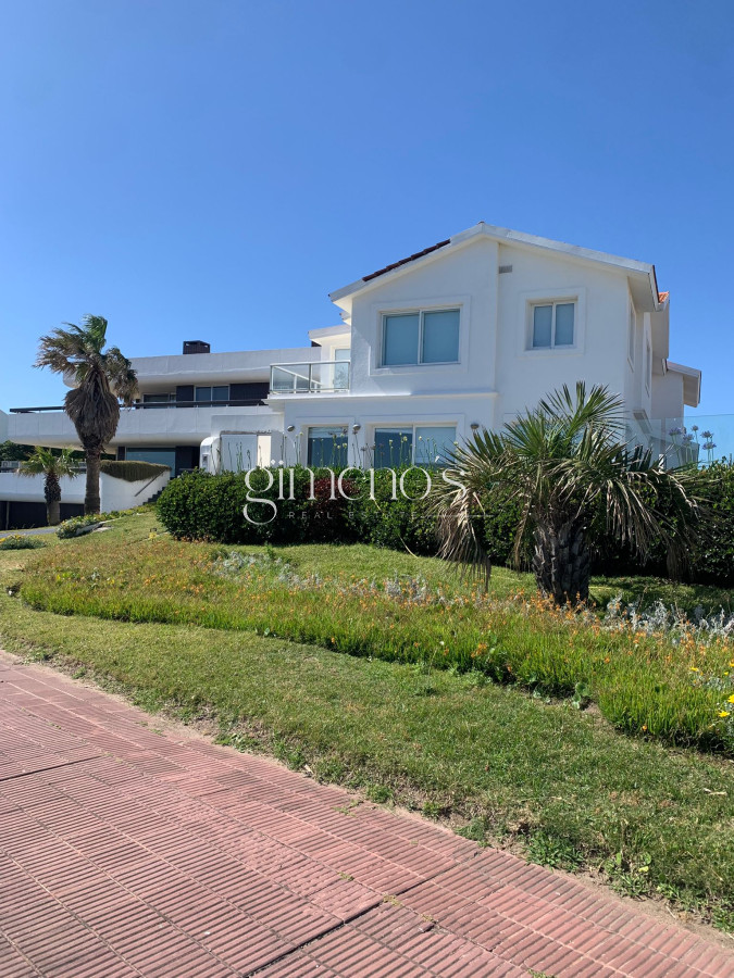 Casa ID.674 - GRAN CASA EN VENTA, PRIMERA LÍNEA