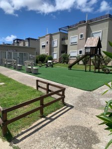 Tu Nuevo Hogar en el Corazón de Maldonado

Descubre este encantador apartamento de 50 metros cuadrados, con 2 dormitorios, ideal para quienes buscan comodidad y estilo en una ubicación inmejorable. 

Este acogedor espacio cuenta con una cocina integrada que se conecta fluidamente con el luminoso living-comedor, creando un ambiente perfecto para disfrutar de momentos en familia o recibir amigos. Con un baño funcional y bien distribuido, este apartamento satisface todas tus necesidades diarias.

Cuenta con una terraza amplia de 50 metros cuadrados, la cual tiene una una barbacoa cerrada de 18,7 metros cuadrados, dejando el resto abierta, al aire libre para disfrutar de los días soleados en familia. 

Los gastos comunes son accesibles, apenas $2200, lo que te permitirá disfrutar de la vida urbana sin preocupaciones. 

El complejo cuenta con una zona de juegos para niños, mini gimnasio y barbacoas de uso común. 

No dejes pasar la oportunidad de vivir en una de las zonas más dinámicas de Maldonado. ¡Consulta con nuestros asesores y agenda tu visita hoy mismo!