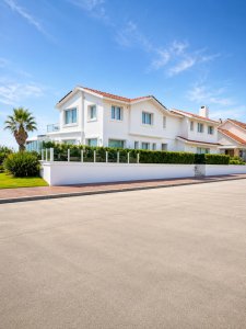 GRAN CASA EN VENTA, PRIMERA LÍNEA
