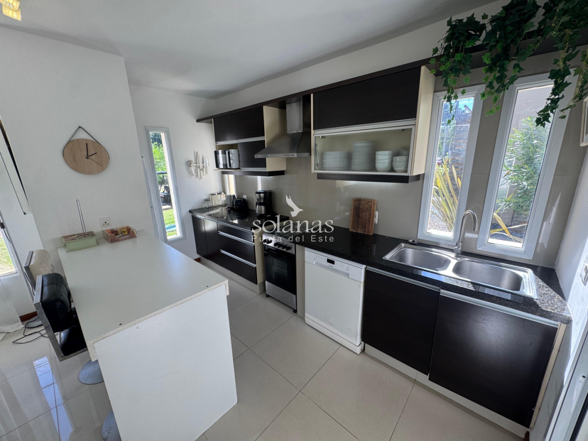 Casa ID.211 - Casa única en Solanas Village sobre lote propio - Espacio, luz y rentabilidad en un solo lugar