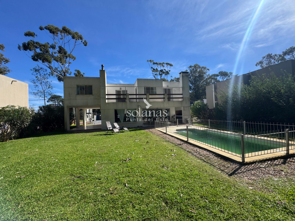 Casa ID.211 - Casa única en Solanas Village sobre lote propio - Espacio, luz y rentabilidad en un solo lugar