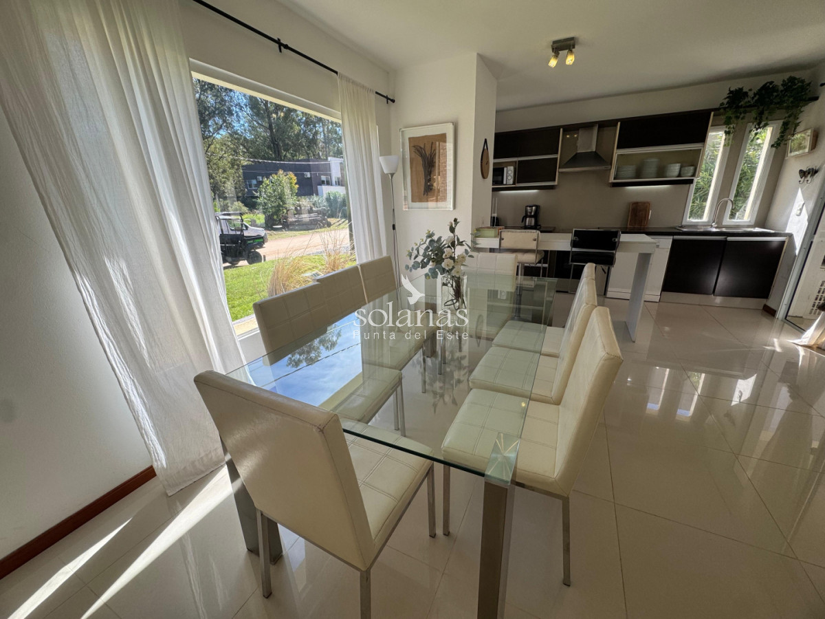 Casa ID.211 - Casa única en Solanas Village sobre lote propio - Espacio, luz y rentabilidad en un solo lugar