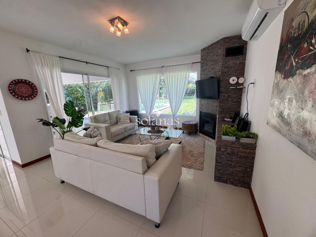 Casa ID.211 - Casa única en Solanas Village sobre lote propio - Espacio, luz y rentabilidad en un solo lugar